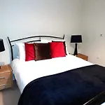 Oxford Apartment-- Free Parking 2 Bedrooms-2Bathrooms-Located In Jericho Oxford Close To Bus And Rail Station